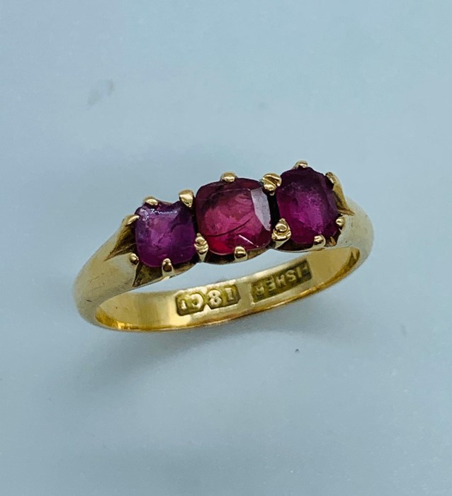 An 18 ct three ruby stone ring (4.3g) Size Q