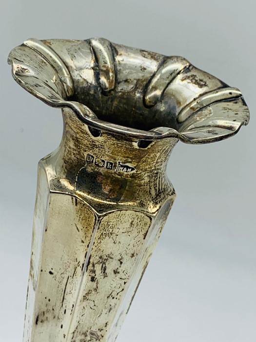 A Walker and Hall silver vase with weighted base (Sheffield Hallmarked) - Image 3 of 4