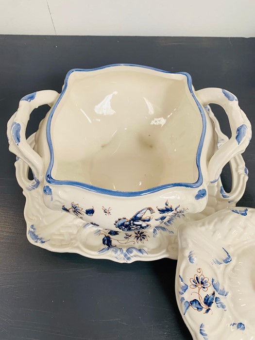 Delft blue style lidded tureen and two handled tray - Image 2 of 3