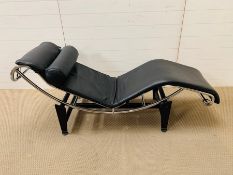 Modern chaise longue from mid 20th century with tubular steel structure and leather base