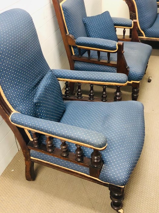 A Salon suite comprising Chaise Longue, two armchairs and four chairs, on castors in a blue fabric. - Image 10 of 14