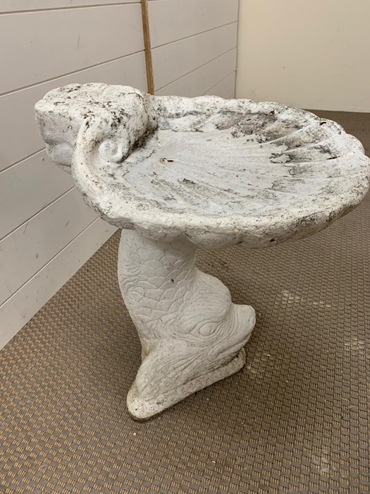 A garden bird bath of a fish holding a clam shell. Height 50cm - Image 3 of 3