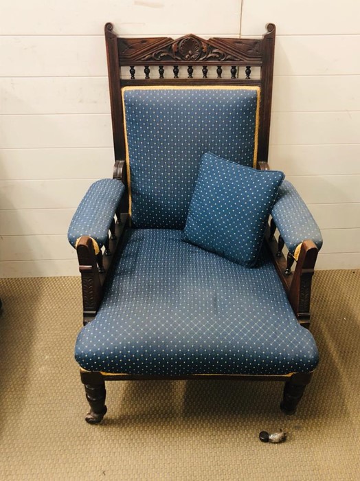 A Salon suite comprising Chaise Longue, two armchairs and four chairs, on castors in a blue fabric. - Image 12 of 14