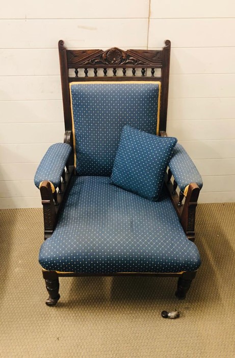 A Salon suite comprising Chaise Longue, two armchairs and four chairs, on castors in a blue fabric. - Image 3 of 14