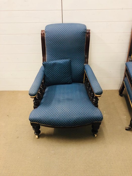 A Salon suite comprising Chaise Longue, two armchairs and four chairs, on castors in a blue fabric. - Image 9 of 14