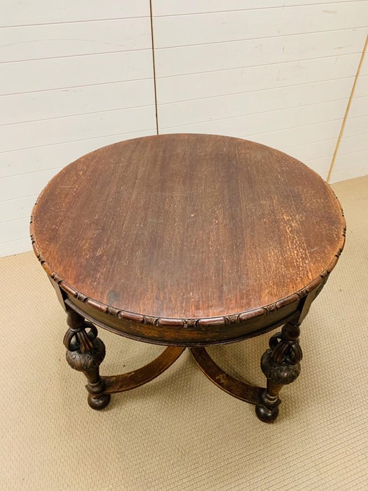 An oak centre table with carved legs and stretcher - Image 3 of 3