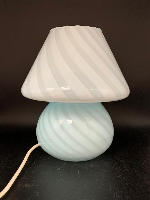 Mid century vintage swirl Murano Mushroom lamp from 1970's (H28cm W24cm) - Image 4 of 5