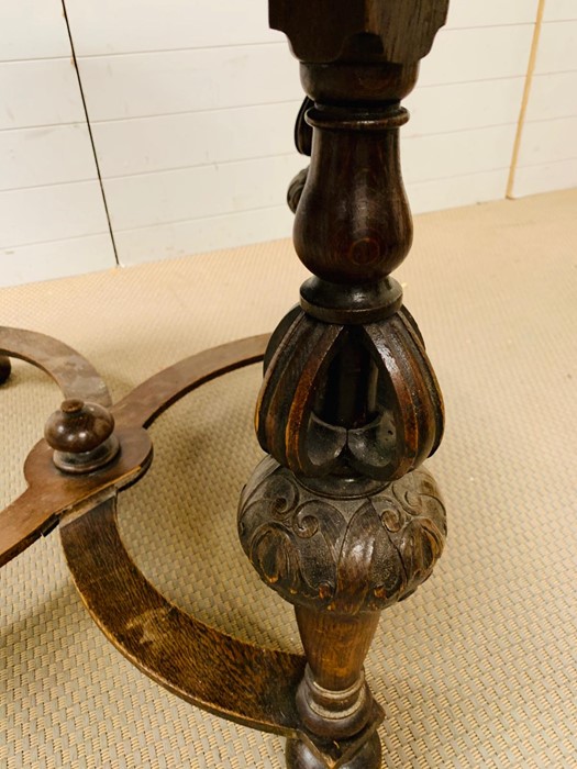 An oak centre table with carved legs and stretcher - Image 2 of 3