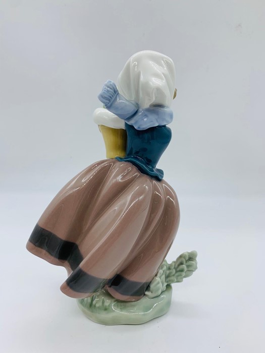 A Lladro figurine "Daisy 1983" - Image 4 of 4