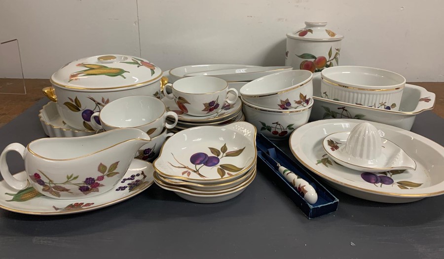 Royal Worcester porcelain tableware "Evesham" pattern to include serving dishes, fish dish,