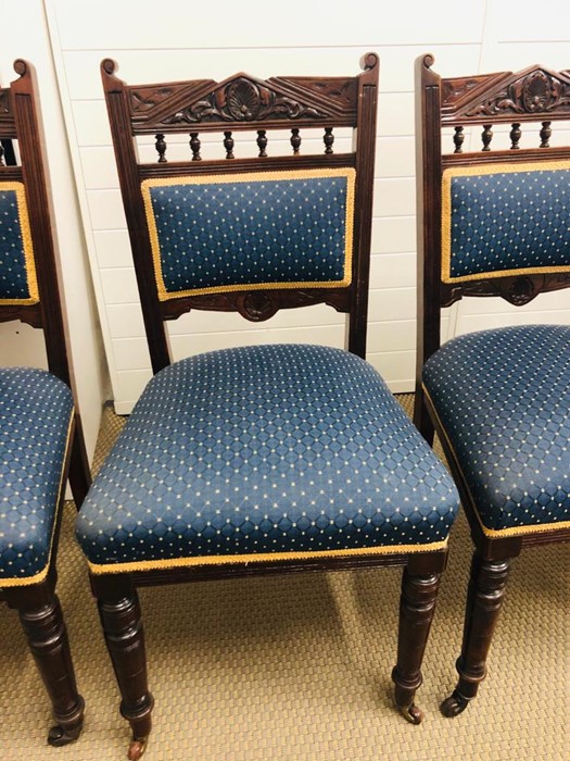 A Salon suite comprising Chaise Longue, two armchairs and four chairs, on castors in a blue fabric. - Image 2 of 14