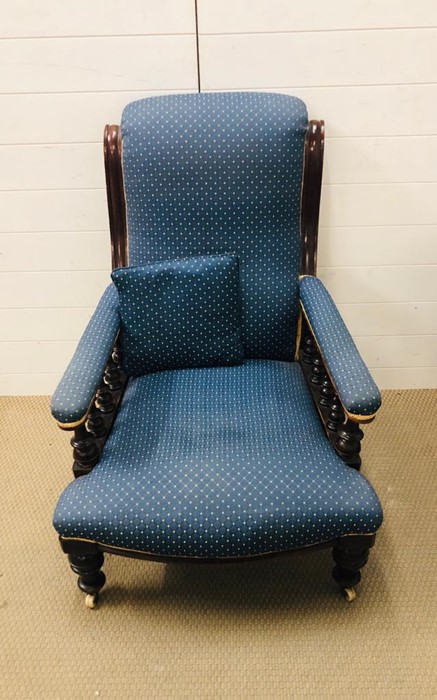 A Salon suite comprising Chaise Longue, two armchairs and four chairs, on castors in a blue fabric. - Image 13 of 14