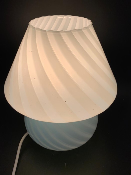 Mid century vintage swirl Murano Mushroom lamp from 1970's (H28cm W24cm) - Image 3 of 5