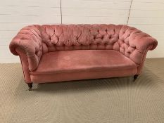 Two seater pink Chesterfield sofa. (H75cm D84cm W180cm)