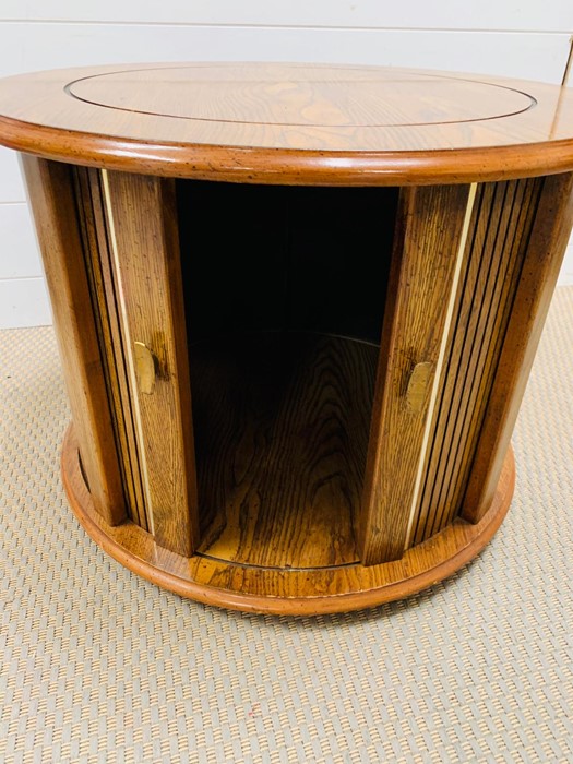 A circular drum occasional table - Image 3 of 3