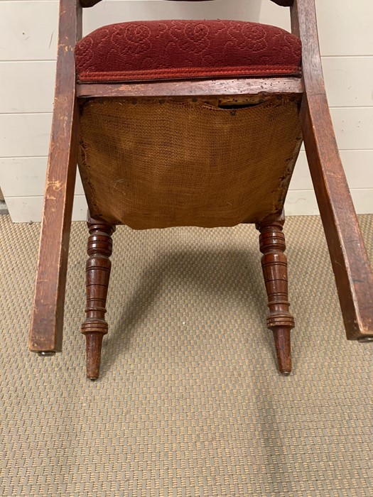 A dining chair on turned legs and red upholstered seat and back - Image 5 of 5