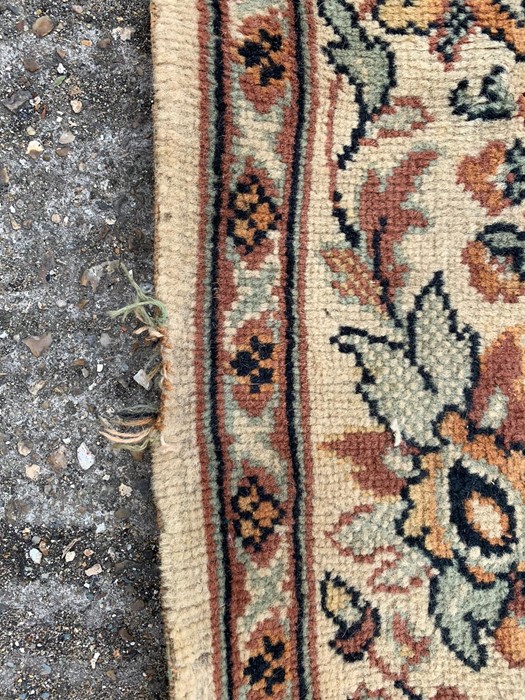 Large carpet of cream grounds and repeating floral design with boarder - Image 2 of 4