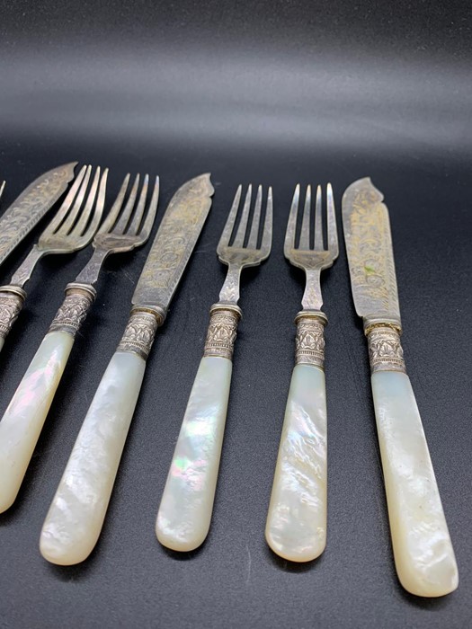 A selection of Mother of pearl handled and silver mounted cutlery - Image 2 of 2
