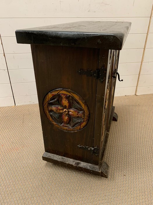 An oak two door cabinet with carved medieval style figures (H72cm W75cm D36cm) - Image 3 of 6