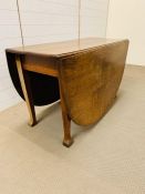 A drop leaf oak table (H70cm W120cm D51cm Open 183cm)