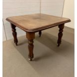 A Victorian mahogany extending dining table on turned legs (H112cm Diam 76cm)