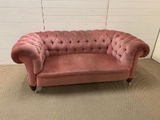 Large two seater pink Chesterfield sofa. (H75cm D90cm W190cm)