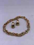 A 9 ct gold bracelet and an earring set (6.6g)