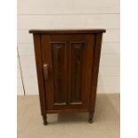 An oak pot cupboard (H73cm D39cm W45cm)