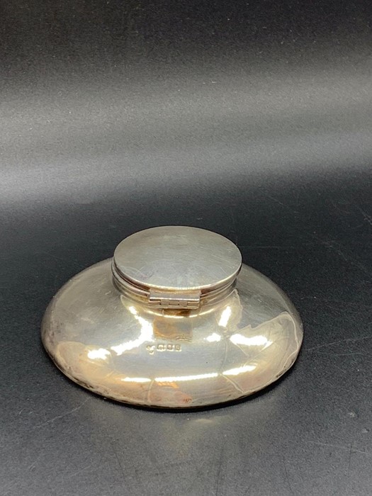 A CB & S Hallmarked silver inkwell 1918 London. - Image 3 of 5