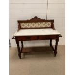 Edwardian marble wash stand with a tiled three quarter gallery and towel rail to side (H96cm