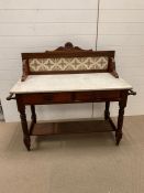 Edwardian marble wash stand with a tiled three quarter gallery and towel rail to side (H96cm