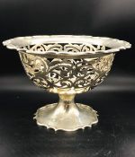 A Walker & Hall Sheffield pierced silver fruit bowl (585g) Hallmarked Sheffield 1908