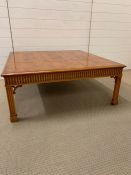 Large yew wood coffee table on reeded legs (H 43cm x D 107cm)