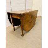 A drop leaf oak table (H70cm W120cm D51cm Open 183cm)