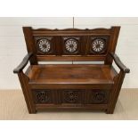 Early 20th century oak settle with lift up lid
