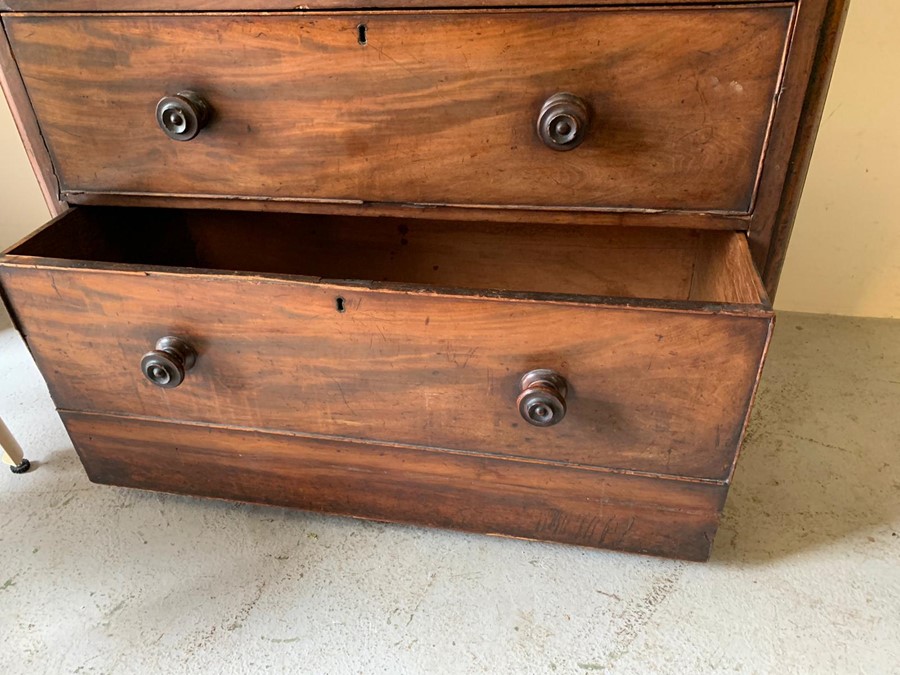 A mahogany two short over three long chest of drawers (H120cm W105cm D50cm) - Image 2 of 6