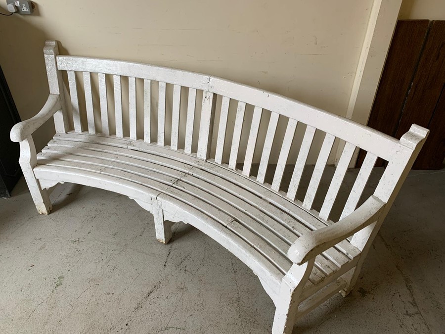White painted reclaimed curve wooden bench (H100cm W234cm D60cm) - Image 3 of 4