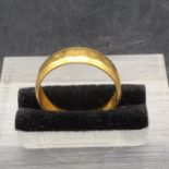 A 22 ct yellow gold wedding band (4.7g)