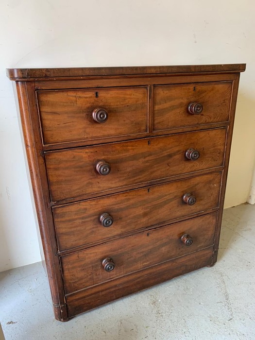 A mahogany two short over three long chest of drawers (H120cm W105cm D50cm)