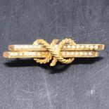 A 15 ct gold brooch with seed pearls and a rope theme (6g)