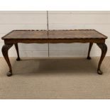 A scalloped edge coffee table on cabriole legs (H43cm W106cm)