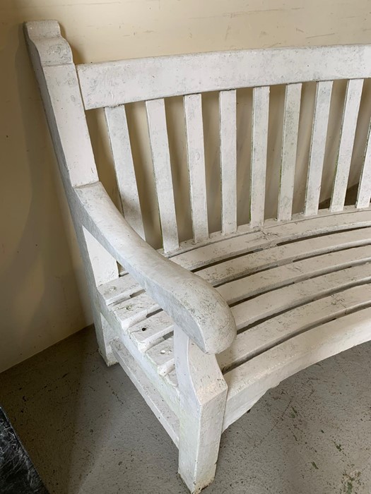 White painted reclaimed curve wooden bench (H100cm W234cm D60cm) - Image 4 of 4