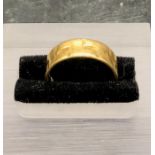 An 18 ct gold wedding ring (3.1g)