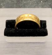 An 18 ct gold wedding ring (3.1g)