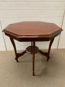 A walnut veneer center table (H67cm W72cm)