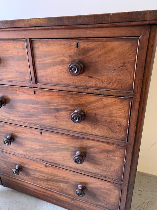 A mahogany two short over three long chest of drawers (H120cm W105cm D50cm) - Image 6 of 6