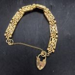 A 9 ct gold gate bracelet with Heart Shaped fastener (18.7g)