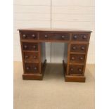 A pedestal mahogany desk (H74cm W90cm D61cm)