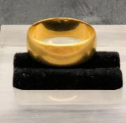 A 22 ct yellow gold wedding band (4.8g)
