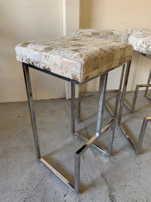 Four hide leather bar stools of contemporary design on chrome legs (H74cm D40cm W40cm) - Image 3 of 4